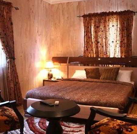 Charlies Place And Suites Lagos Esterno foto