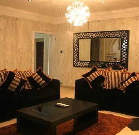 Charlies Place And Suites Lagos Esterno foto