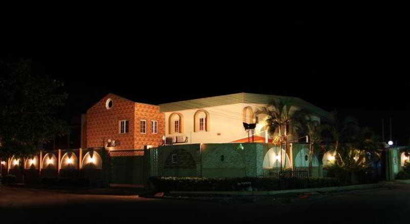 Charlies Place And Suites Lagos Esterno foto