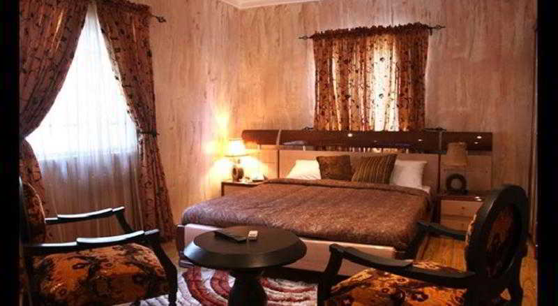 Charlies Place And Suites Lagos Esterno foto